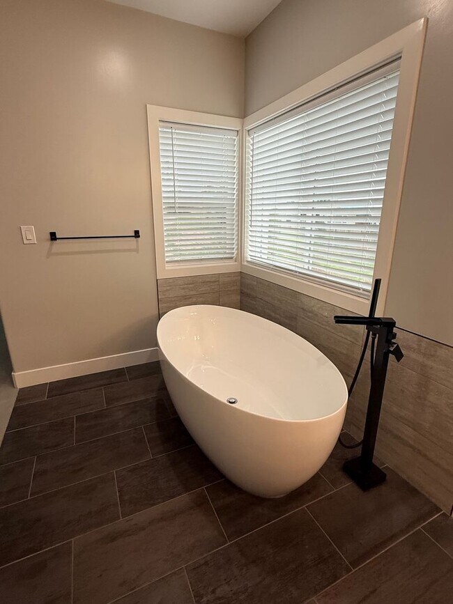 Building Photo - Newer Construction 2,500 Square Foot 3 Bedroom 2.5 Bathroom Fountaingrove House