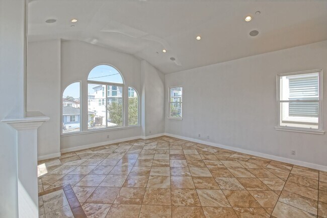 Building Photo - VERY BRIGHT, SPACIOUS & AIRY GOLDEN HILLS ...