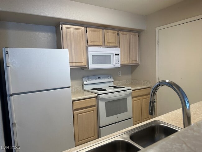 Building Photo - 555 E Silverado Ranch Blvd