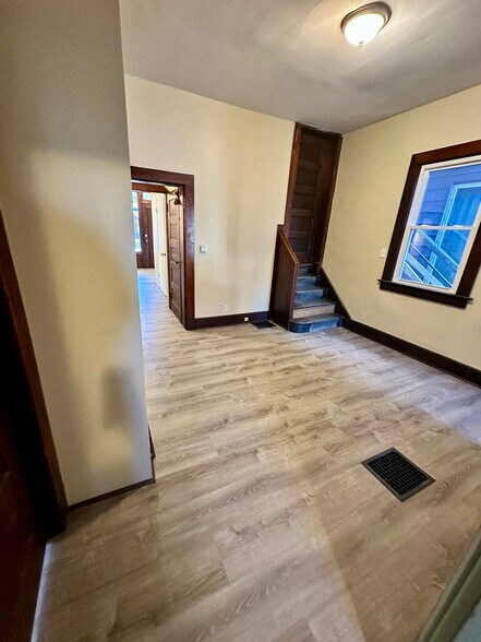 Building Photo - 735 Fountain Sq