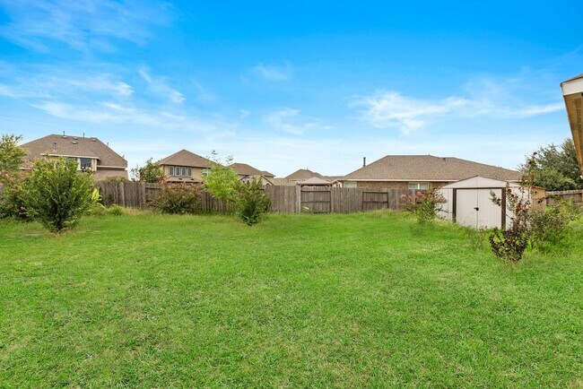 Building Photo - Spacious Home on Oversized Lot in Fort Ben...