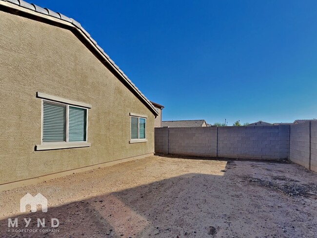 Building Photo - 282 S Oak St