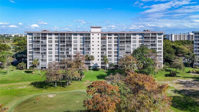 Building Photo - 605 Oaks Dr