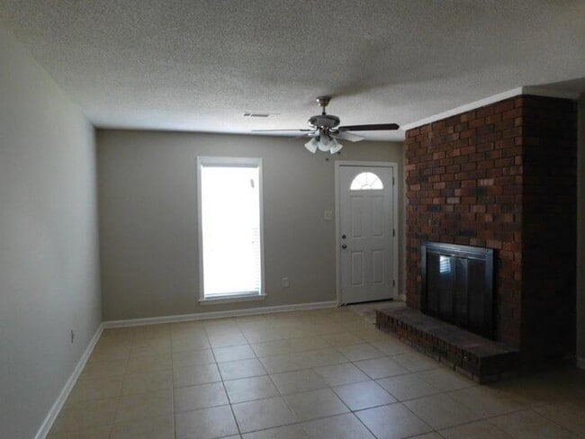 Building Photo - 3367 Kenie Ave