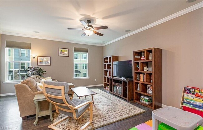 Building Photo - Gorgeous Tri-Level Condo