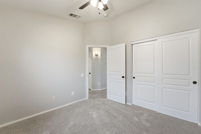 Building Photo - Welcome to this well-maintained 3-bedroom, 2-bath home in Gilbert, AZ!