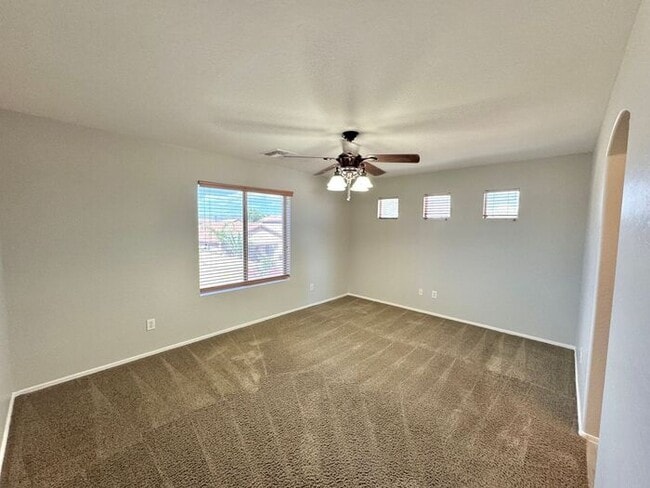 Building Photo - 1056 E Lakeview Dr
