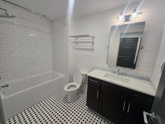 Building Photo - 1815 Main St