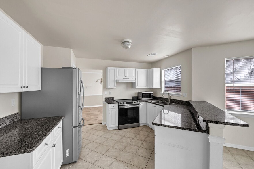 Building Photo - 3136 Sacramento Dr