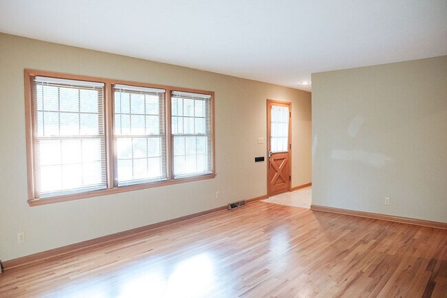 Building Photo - 3 Bed 3 Bath Home