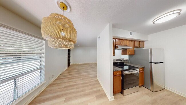 Building Photo - 500 E Riverside Dr