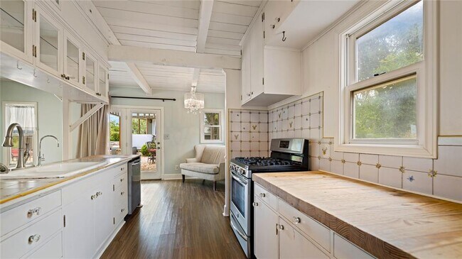 Building Photo - 0 Rainbows End Rd