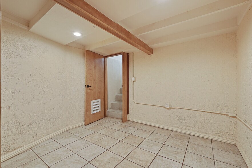 Building Photo - 324 Flora St