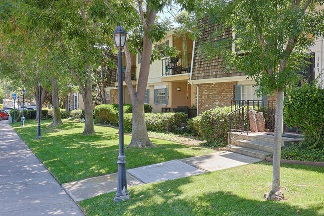 Building Photo - 4800 Williamsburg Ln