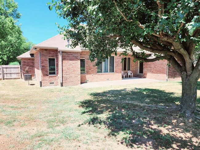 Building Photo - Spacious & Unique in Twin Oaks, Southwest Springfield