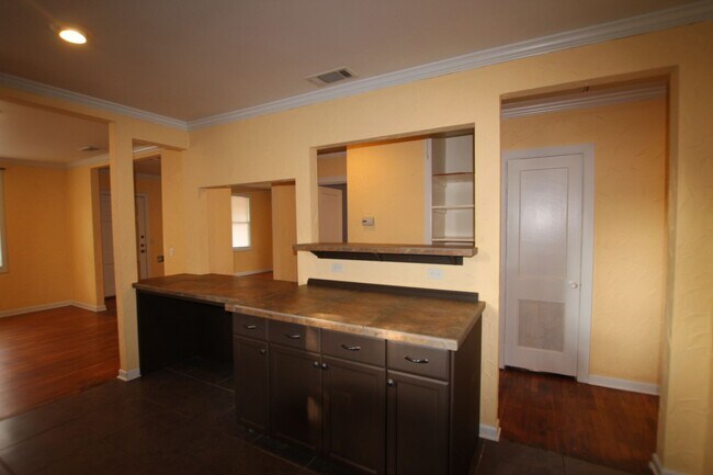 Building Photo - 3 Bedroom, 1.5 Bath Home in Central Tyler!