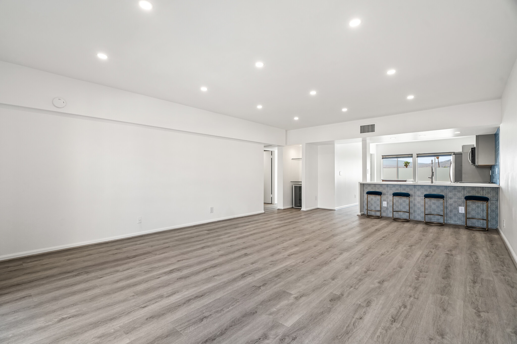 Building Photo - 277 E Alejo Rd