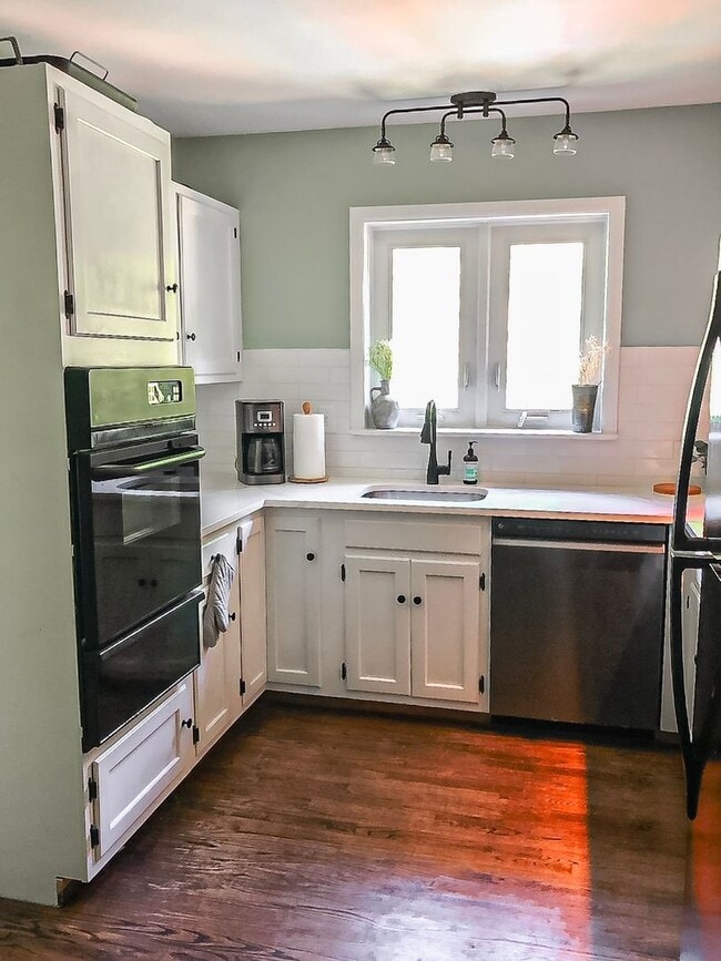 Building Photo - Gorgeous 4 Bed 2 Bath Single Family Home W...