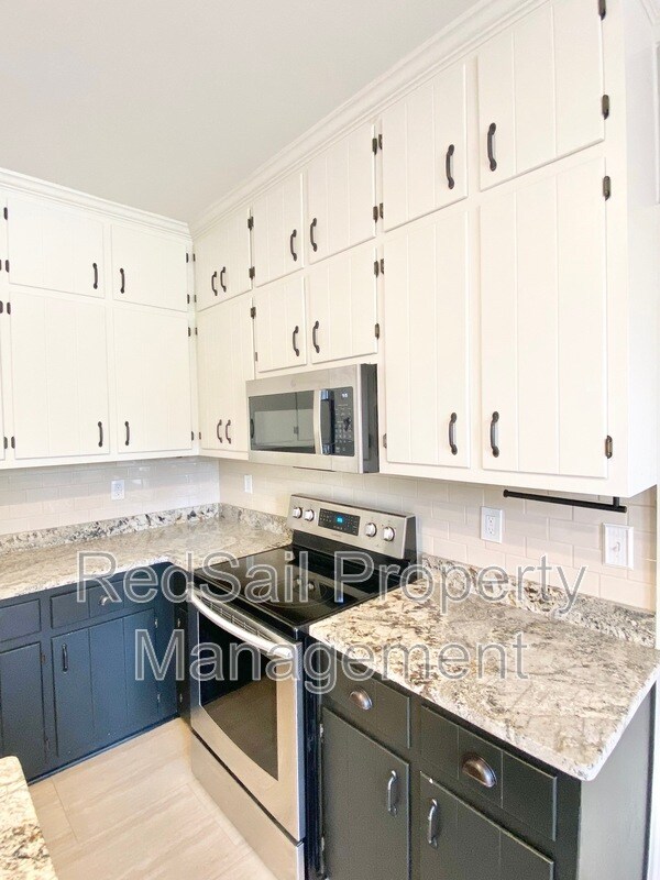 Building Photo - 3928 Oak Dr E