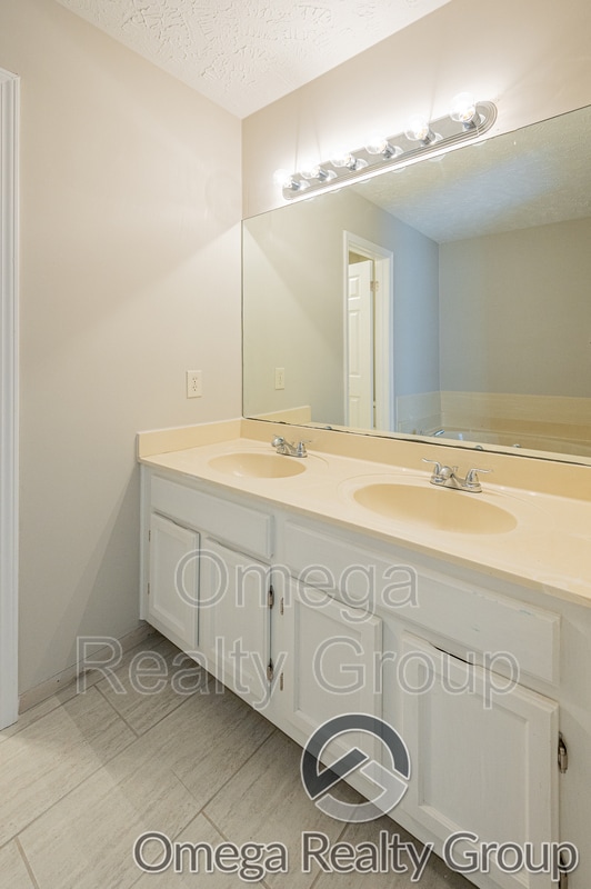 Building Photo - 8508 English Oak Loop