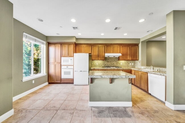 Building Photo - 3-Bedroom Townhome for Rent in Fremont!