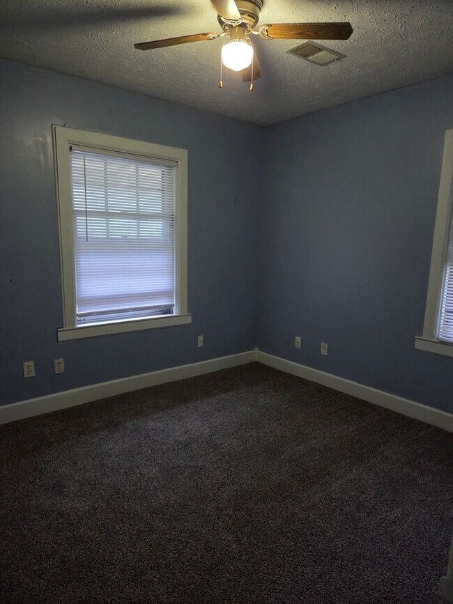 Building Photo - Beautiful 3-bedroom house available now