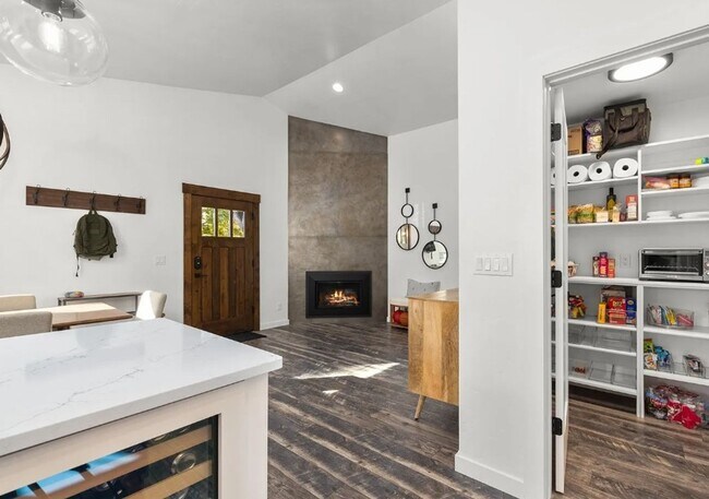 Building Photo - 4 Bed, 2 Bath, Fully Furnished, 2 Level Home, Fenced Yard