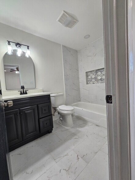 Building Photo - 4833 Zenith St