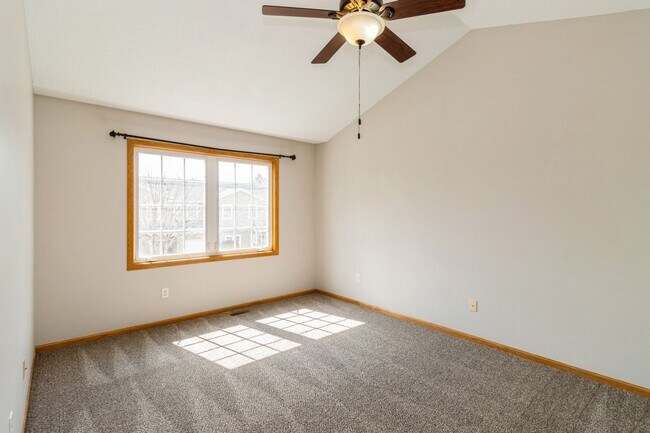 Building Photo - UPDATED TOWNHOME!! 2 Bed, 2.5 Bath Townhome in Ankeny