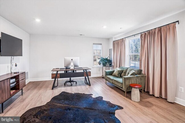 Building Photo - 6732 Belcrest Rd