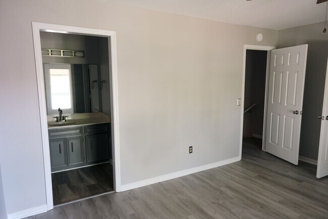 Building Photo - 2BR/2.5BA Condo w/ Community Pool in Simsponville!