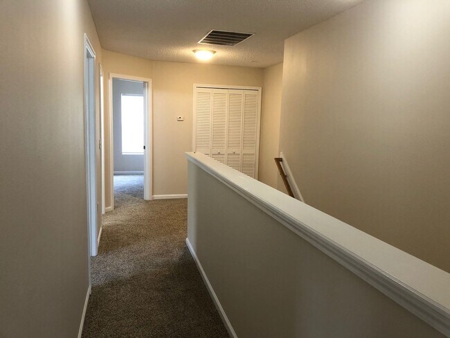 Building Photo - Large 5 Bedroom, 3 Bathroom Single Family ...