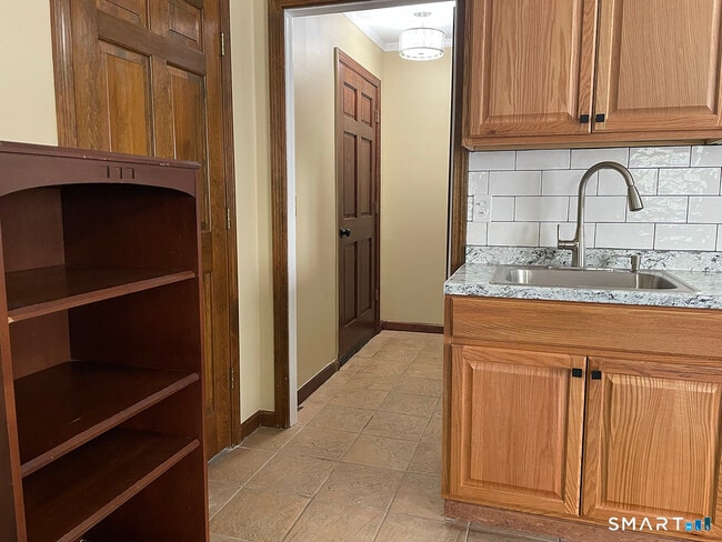 Building Photo - 121 S Main St