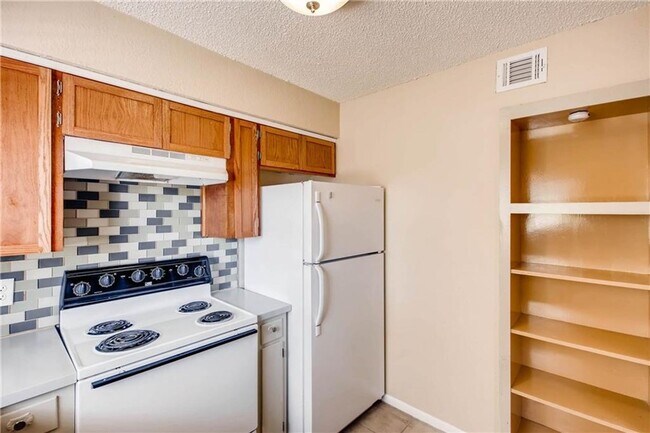 Building Photo - Central Austin Private Lifestyle!