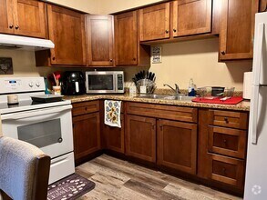 Building Photo - 2 BR 1 BA Lower Level Apartment newly Remo...