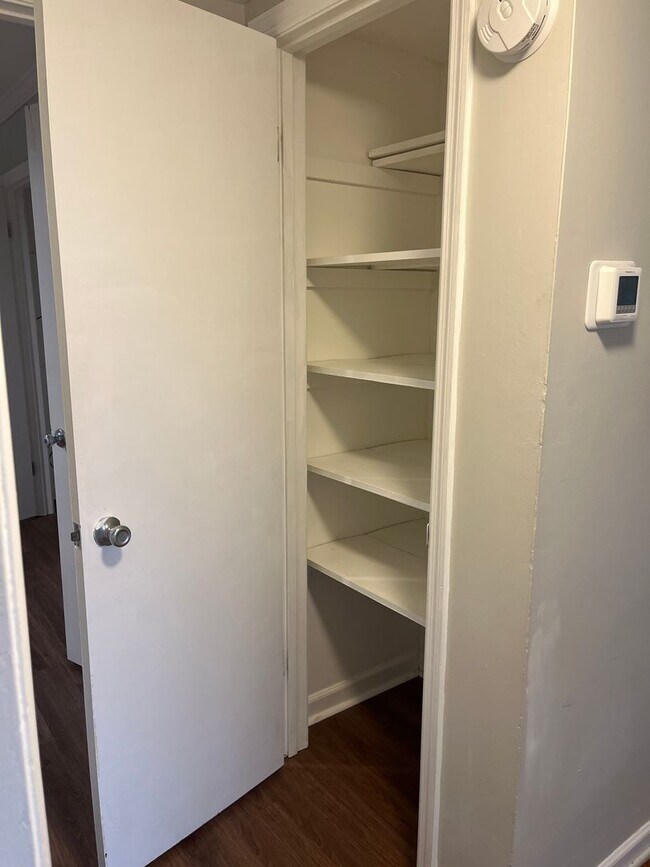 Building Photo - 2 Bed, 1 Bath Apartment