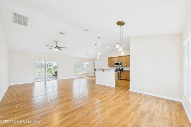 Building Photo - 1936 Gloria Cir