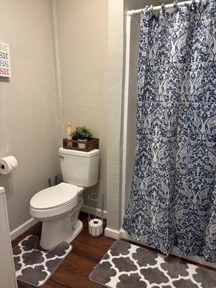 Shared Bathroom - 704 Lavinia St