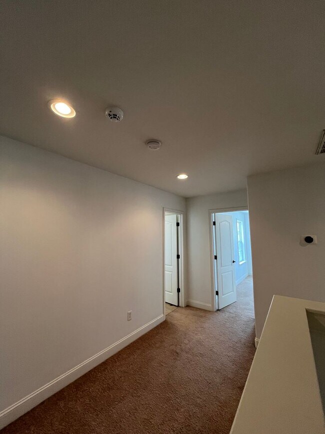 Building Photo - Stunning 3 Bed 3 Bath Home