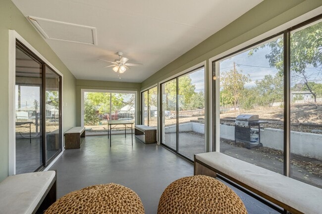 Building Photo - Room in a large shared home, great neighbo...