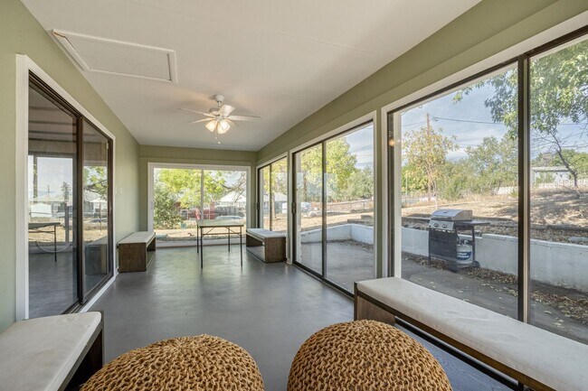 Building Photo - Room in a large shared home, great neighborhood, friendly roommates!