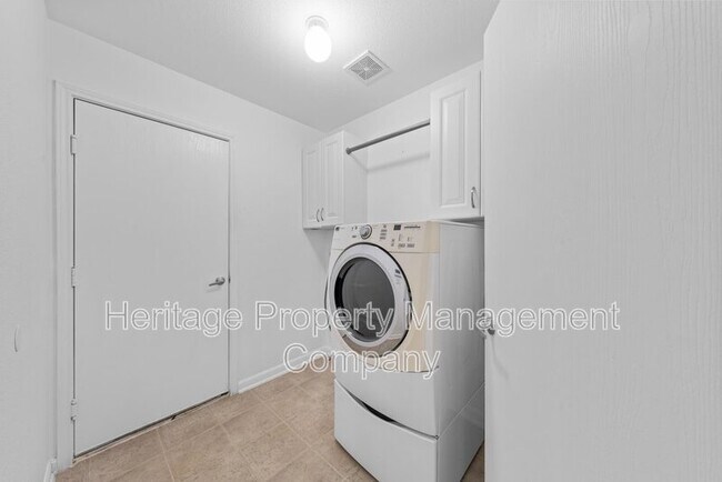 Building Photo - 9302 Mare Country