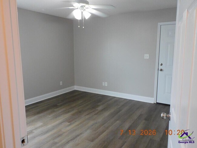 Building Photo - 502 Club Villa Court