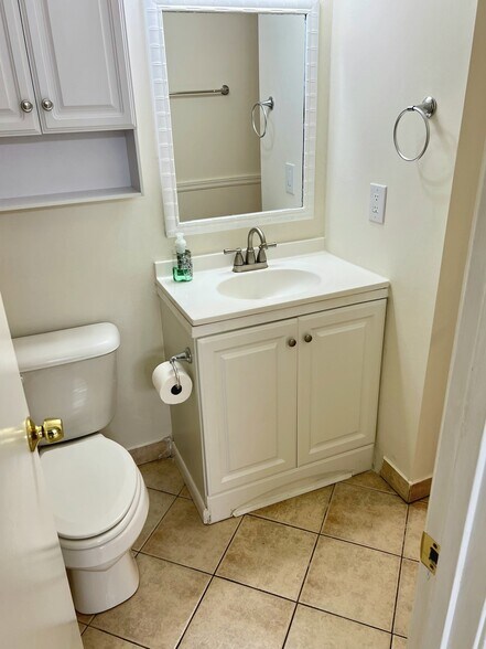 Building Photo - 123 Hunt Club Ct