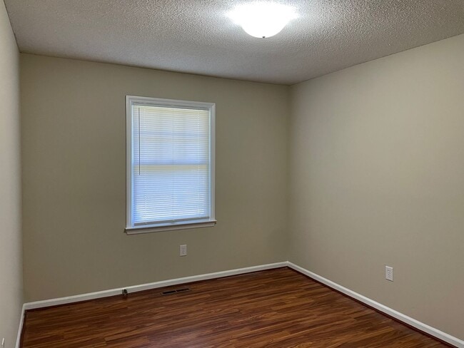 Building Photo - Beautiful 3 bed, 2 bath brick home located...