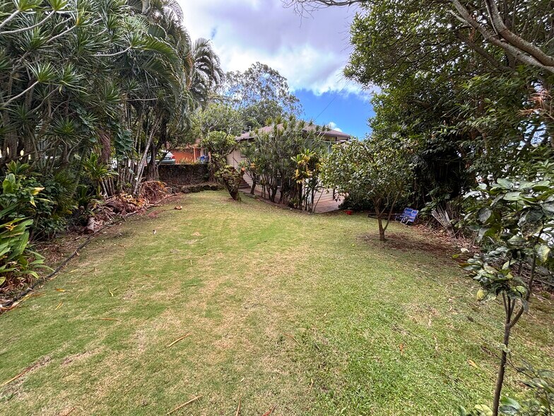 Private Garden - 3658 Woodlawn Dr