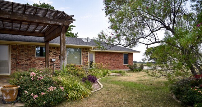 Building Photo - Country Home with 3 Bedrooms and 2 Baths