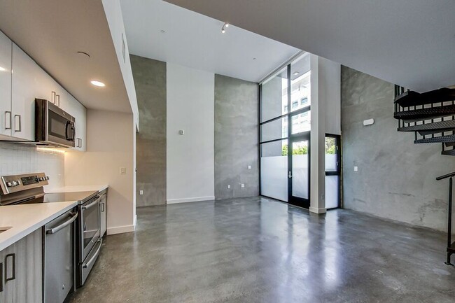 Building Photo - 2 bed/2 bath Loft with Private Patio on Ma...