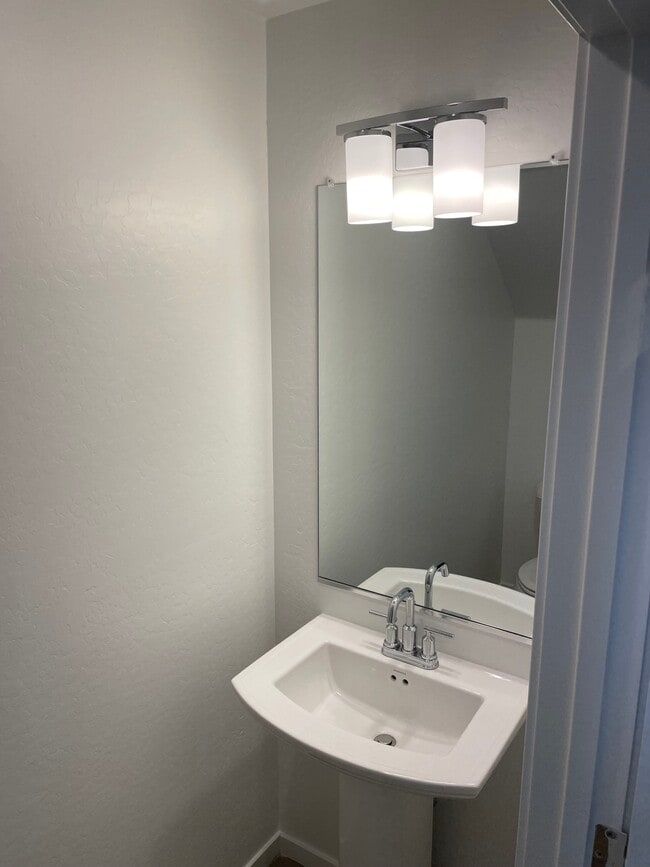 Building Photo - 901 S Smith Rd