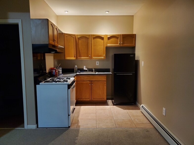 Kitchen - 8 Hamilton Ave